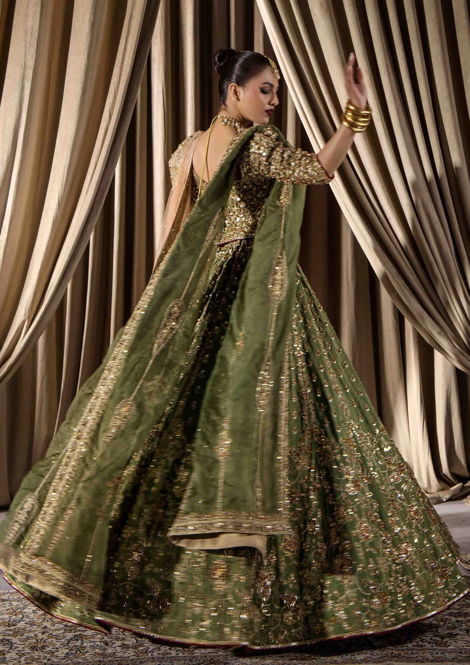 Green Lehenga Choli And Dupatta Pakistani Bridal Dress 5 Green Lehenga Choli And Dupatta Pakistani Bridal Dress - Image 3