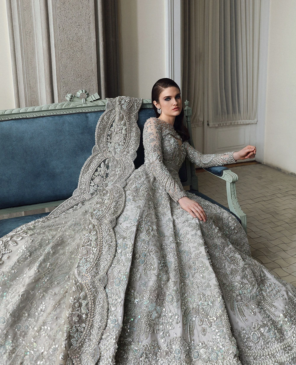 Pakistani Bridal Walima Dress In Gown And Dupatta Style 5 Pakistani Bridal Walima Dress In Gown And Dupatta Style - Image 3